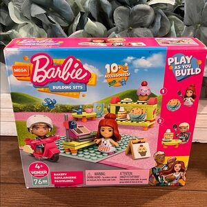 NWT Barbie Bakery Building Set with Pink and Green Pieces